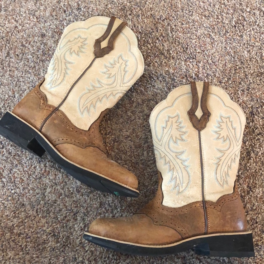 Ariat Round Toe Cowboy boot